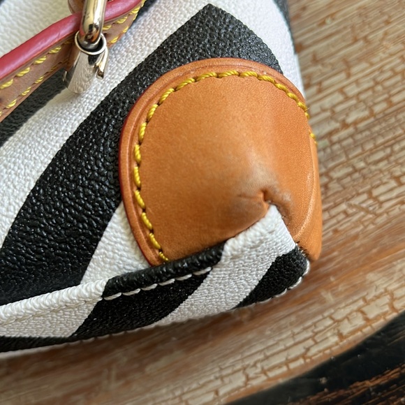 DOONEY & BOURKE Beautiful black white chevron purse!! - Picture 15 of 16